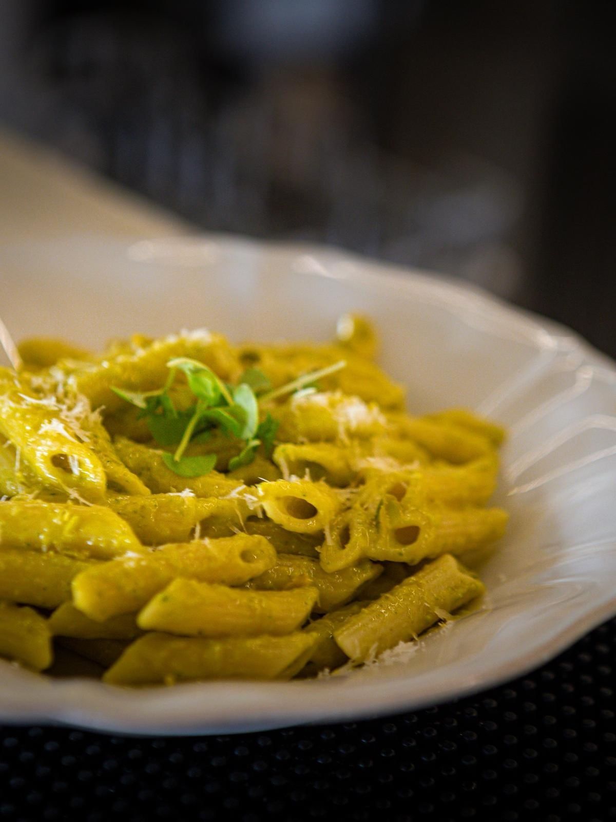 Penne al pesto com parmesão, cozinha italiana no Bambino Pool Club