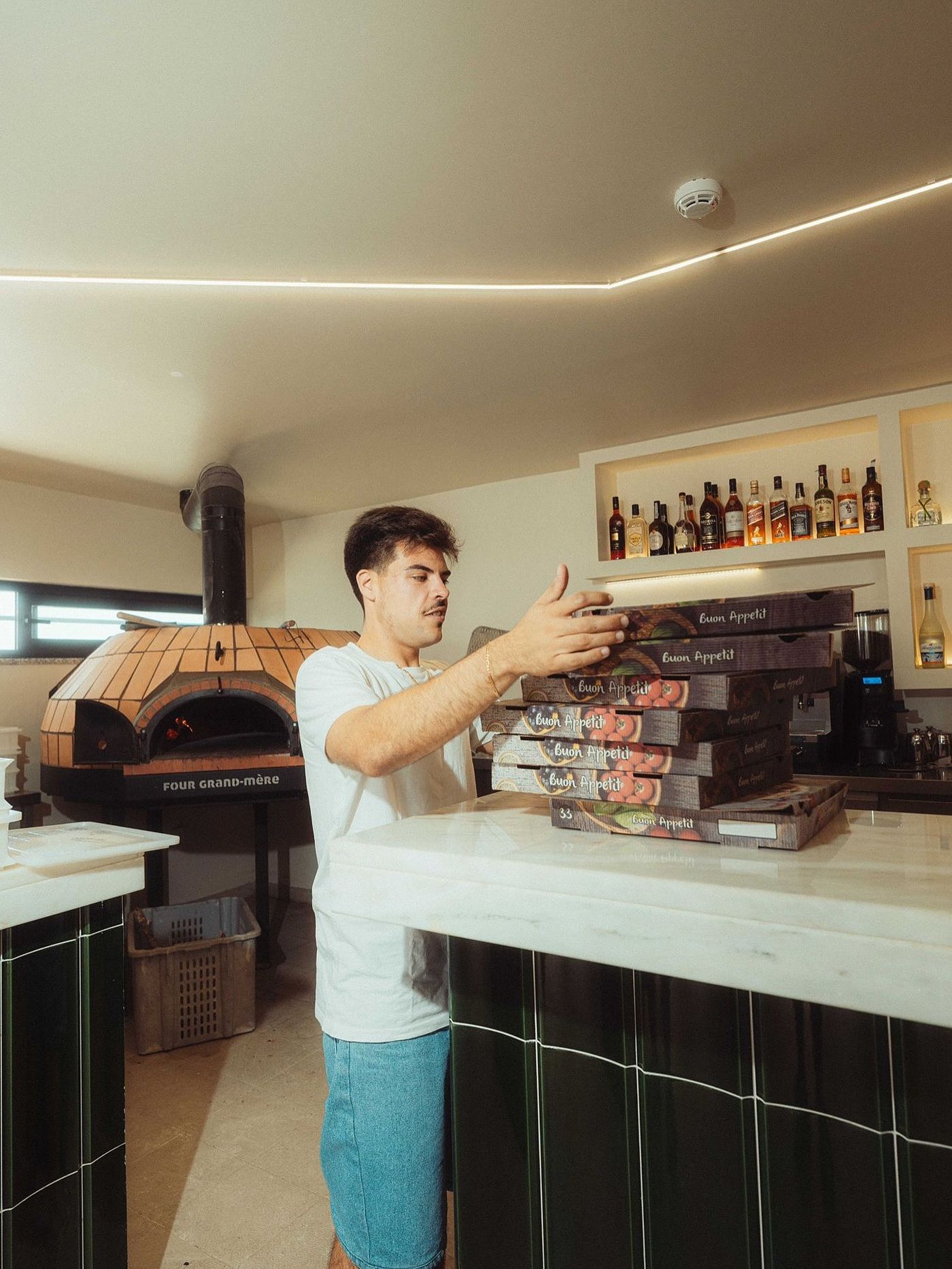 Equipa do Bambino Pool Club com as pizzas prontas a entregar
